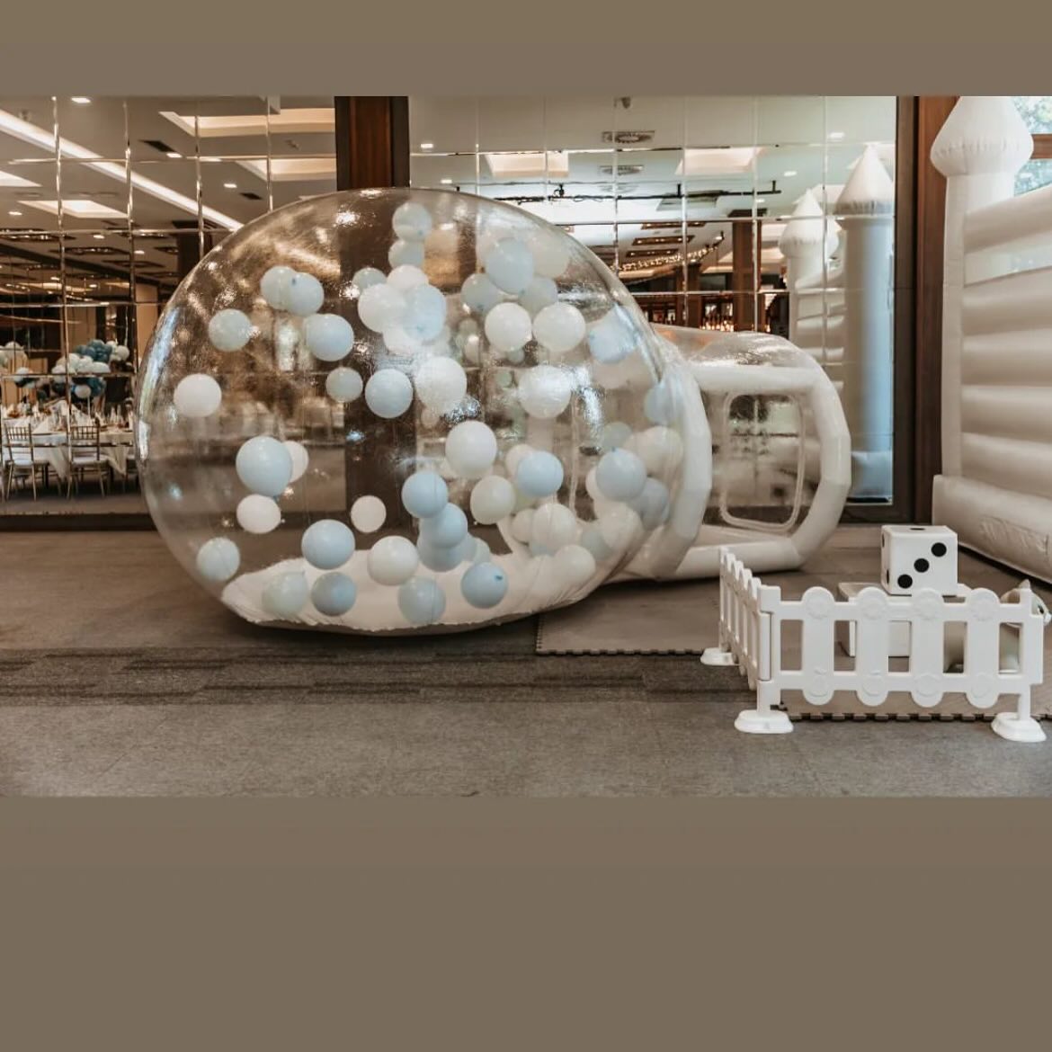 Bubble House u eleganatnoj sali sa belim dvorcem