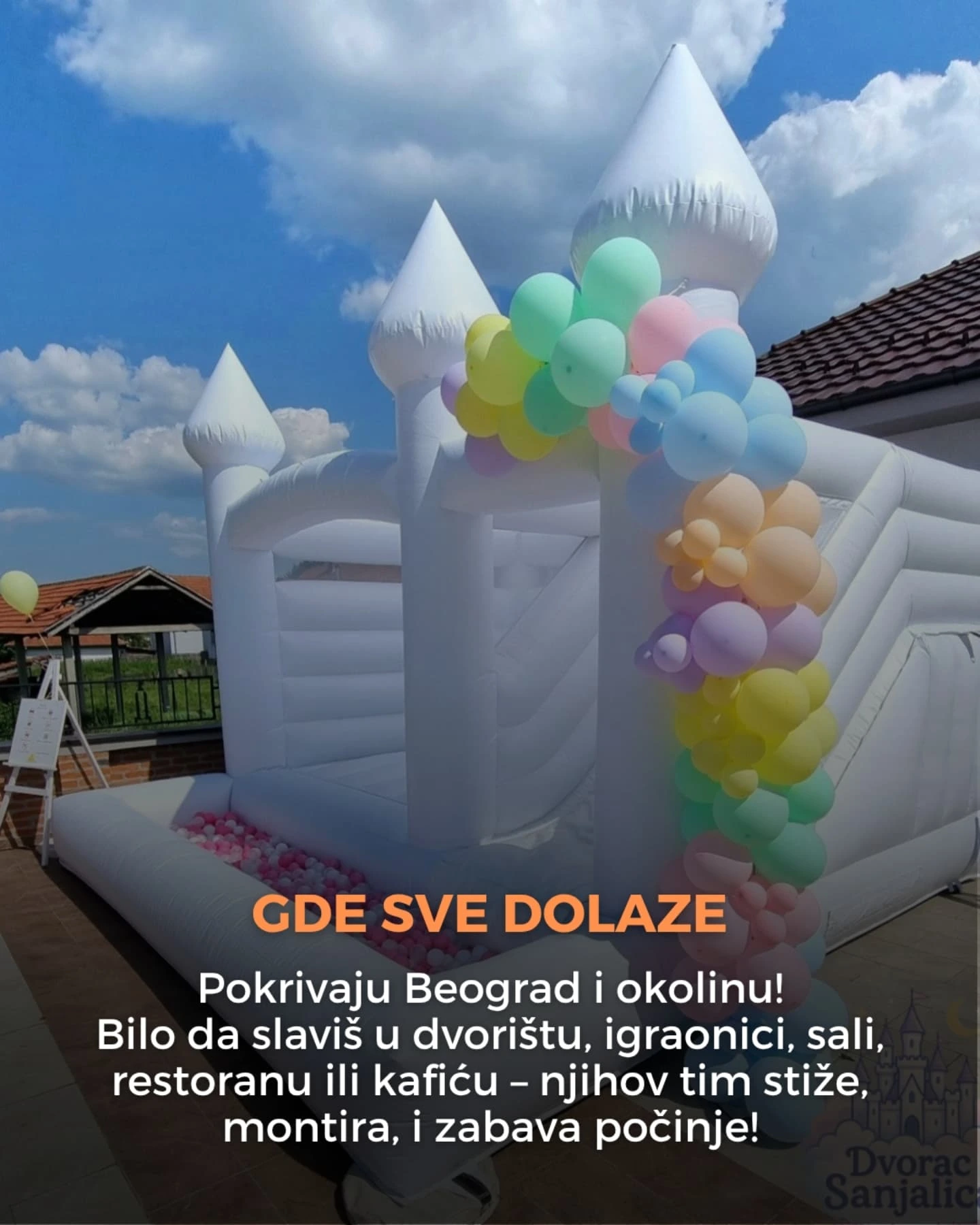 Beli dvorac u dvorištu sa pastelnim balonima